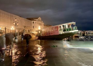 „Un vaporetto trascinato dalla furia dell’acqua alta“ foto Twitter Luigi Brugnaro