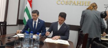 Dmitry Osiya e Ugo Rossi alla firma del protocollo
