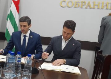 Dmitry Osiya e Ugo Rossi alla firma del protocollo
